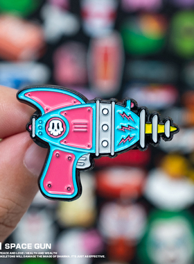 LTNC®原创复古宇宙电波枪金属徽章潮流撞色百搭徽章 ins小众饰品