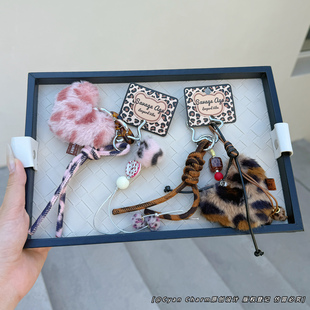 毛茸茸爱心豹纹创意手绳钥匙扣女生闺蜜包包挂件配饰钥匙链小礼物