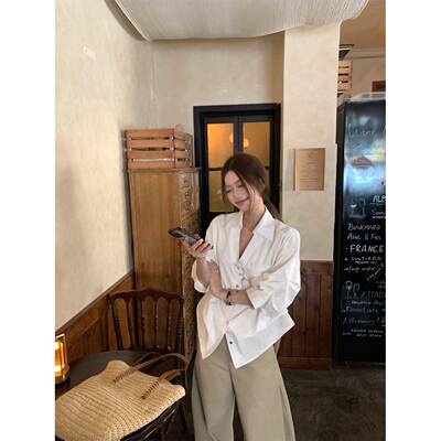 韩系设计感气质长袖白色衬衫女秋季休闲宽松别致收腰V领衬衣上衣