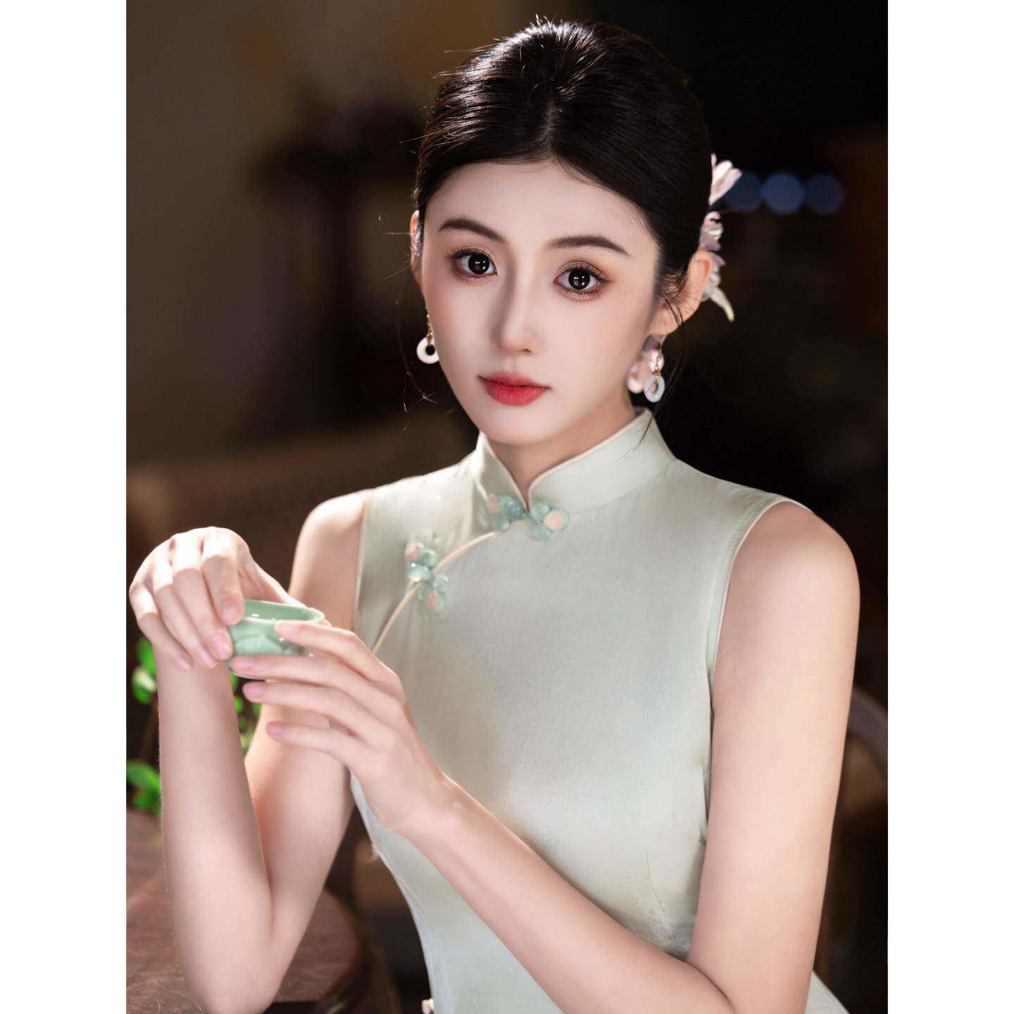 新中式国风浅绿色无袖旗袍女夏季2026年新款改良年轻款素雅连衣裙