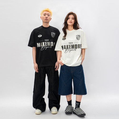 Makemore短袖男*幻彩盾章上衣