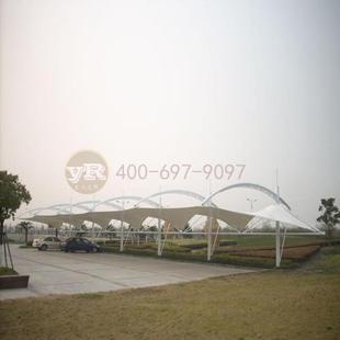 工厂抗积雪汽车停车棚膜结构钢梁制作自行车张拉膜雨棚