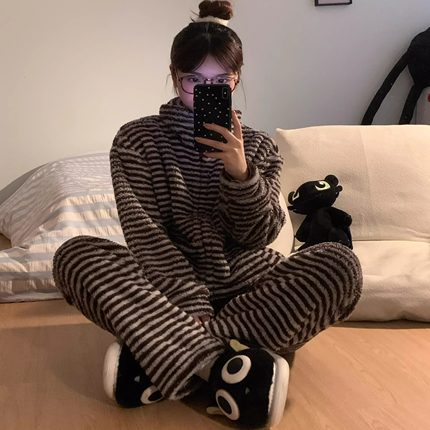 韩版睡衣女款秋冬季珊瑚绒加厚保暖2024新款高级感条纹家居服套装