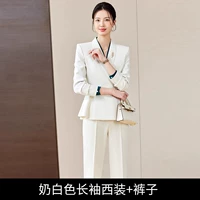 Белый пиджак классического кроя, штаны