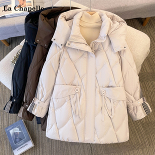 拉夏贝尔/La Chapelle2024年冬季中长款时髦菱格保暖连帽棉服外套