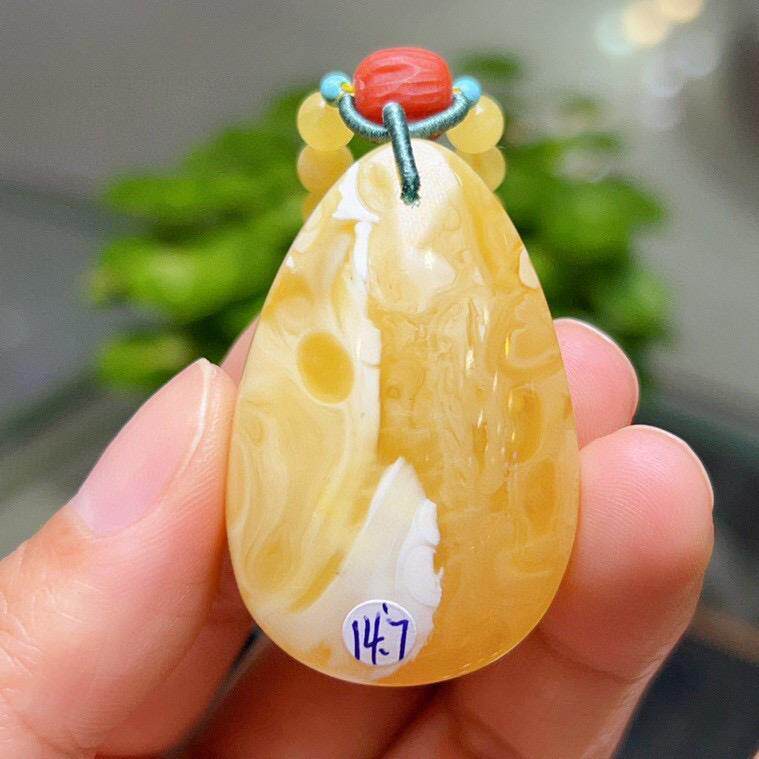 天然原矿俄料鸡油黄飘白花蜜蜡水滴吊坠项链 坠重14.7克配证书xw0