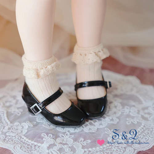 小皮鞋脚尖上的小诗熊妹兔豆豆