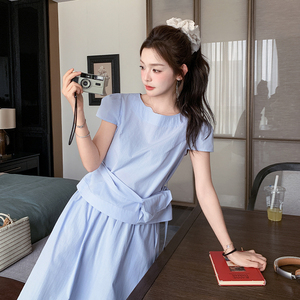 浅蓝色温柔风减龄套装女2025夏季新款小个子短袖上衣半身裙两件套图片
