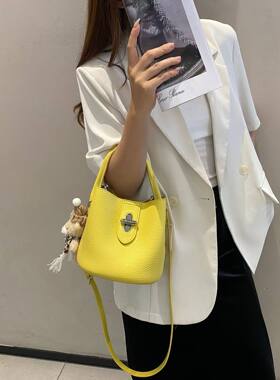 美缇8656新款女包时尚百搭休闲手提包单肩斜挎水桶包