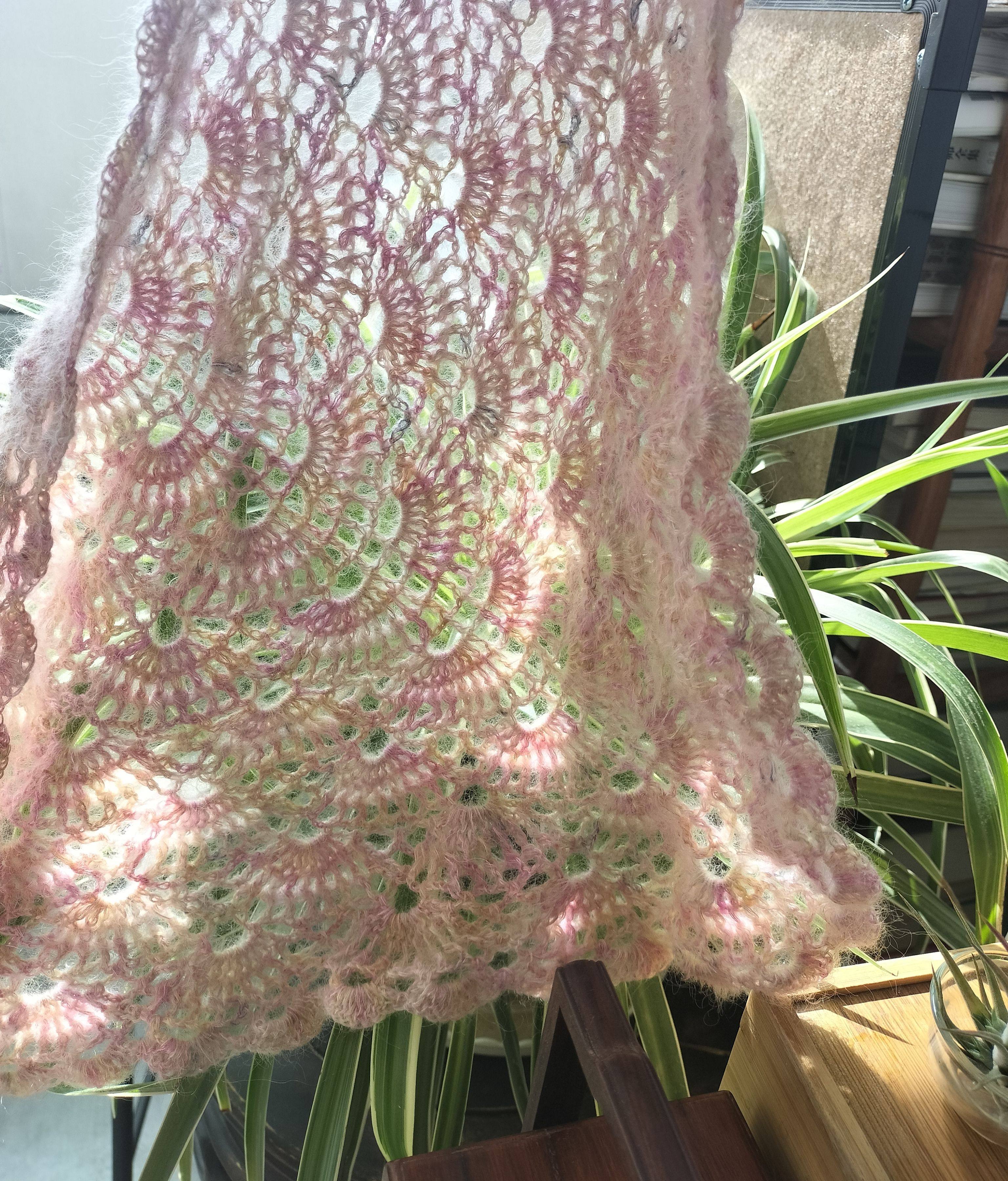 初春纯手工钩织段染混纺羊毛装饰护领三角小披肩围巾!成品