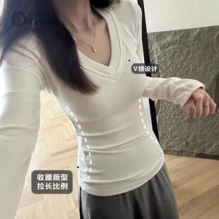 白色v领内搭长袖恤打底正肩上衣女秋冬韩系温柔修身显瘦毛衣穿搭