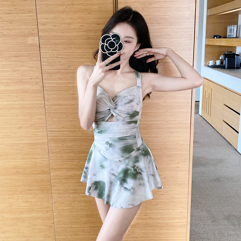 绿色晕染显白绝美高级感遮肚显瘦保守学生2026年新款泳衣女夏温泉
