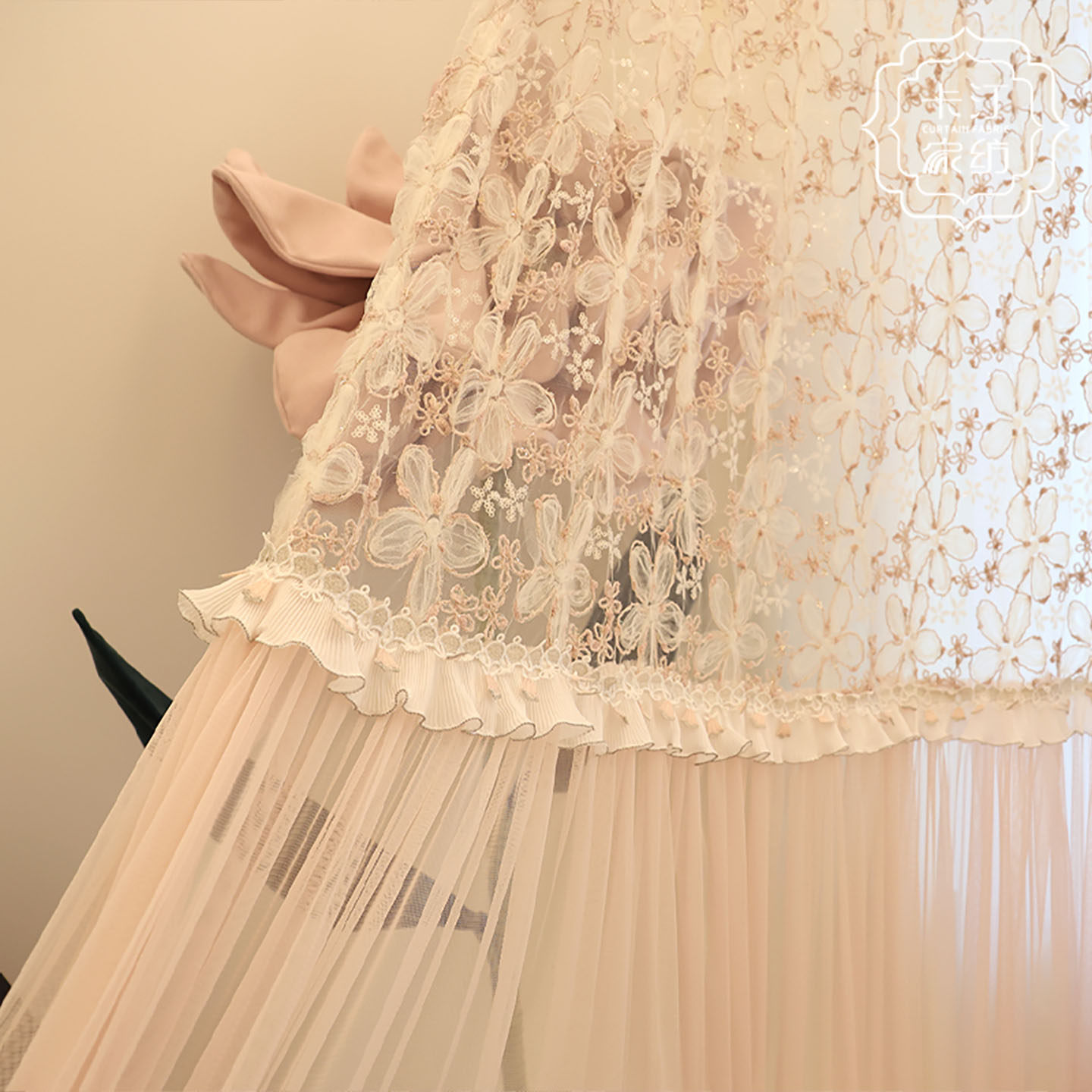 奶油风甜美公主风女儿房卧室粉色盘绣花瓣粉色裙摆荷叶花边窗纱