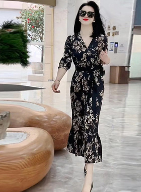 真丝桑蚕丝高级感茶歇法式黑色碎花收腰连衣裙夏季2026新款长裙