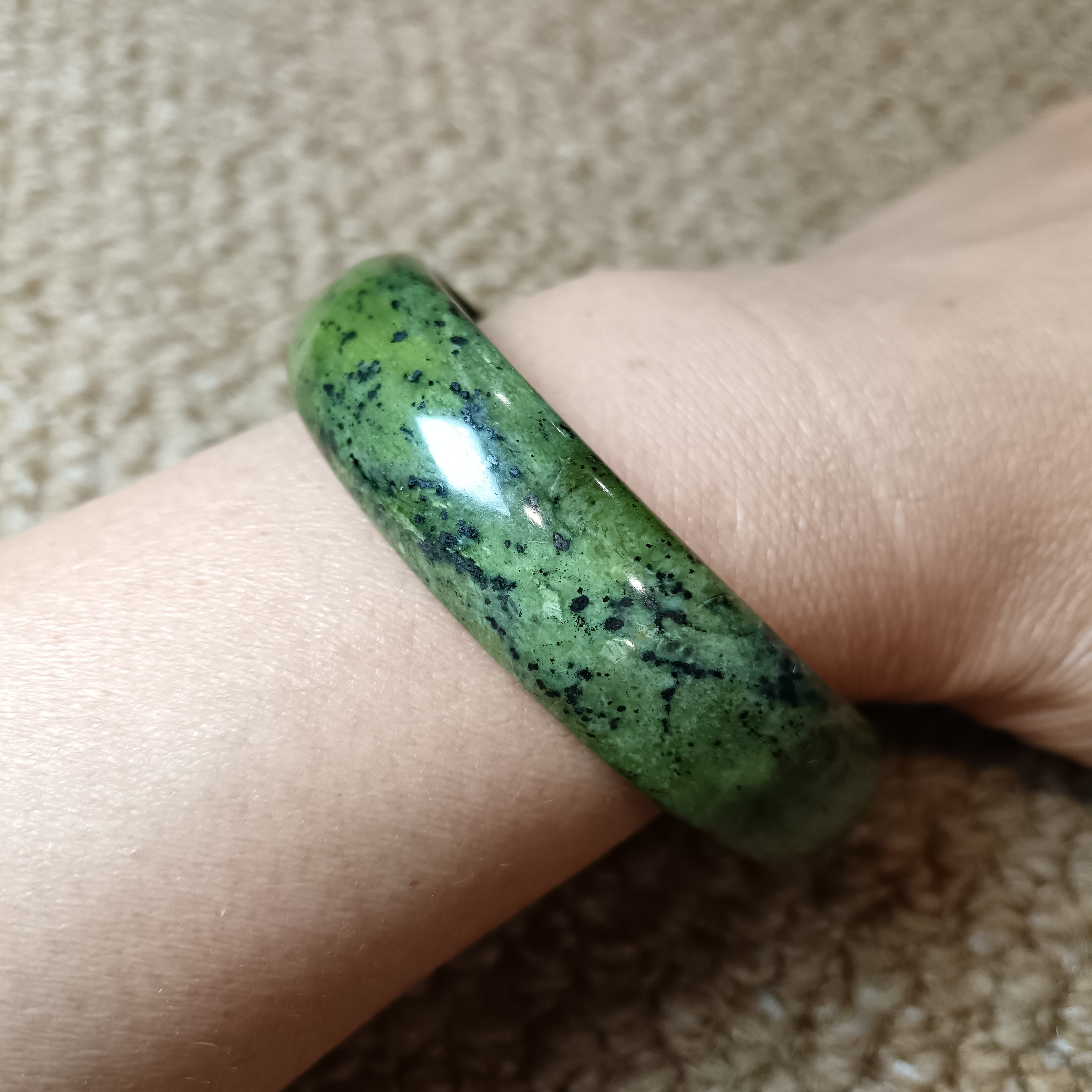 西藏药王石标准手镯黄绿冰透有纹路显白有磁圈口57mm宽16mm1907
