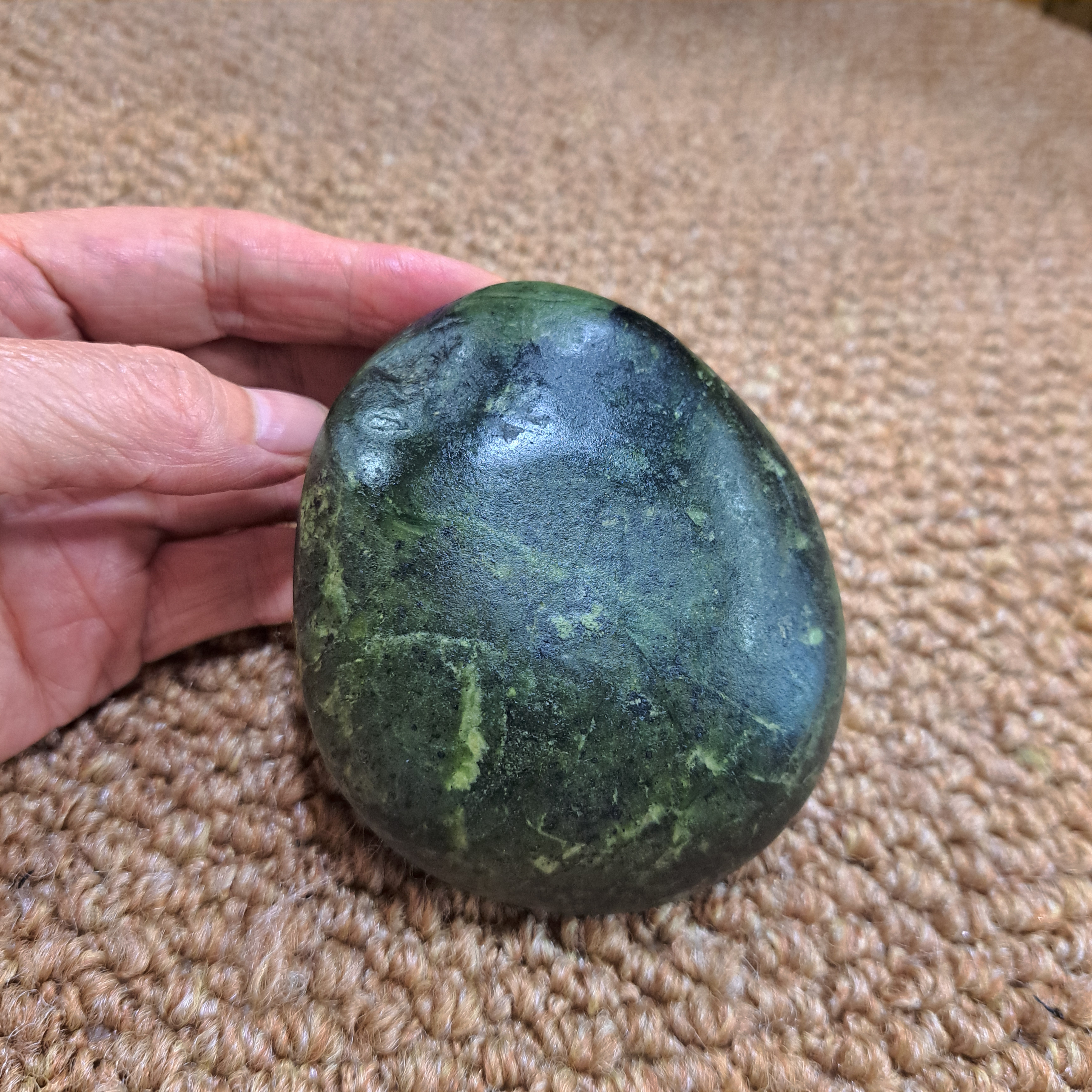 427克藏玉药王石籽料墨绿油润造型圆润强磁养生小手把摆件10669