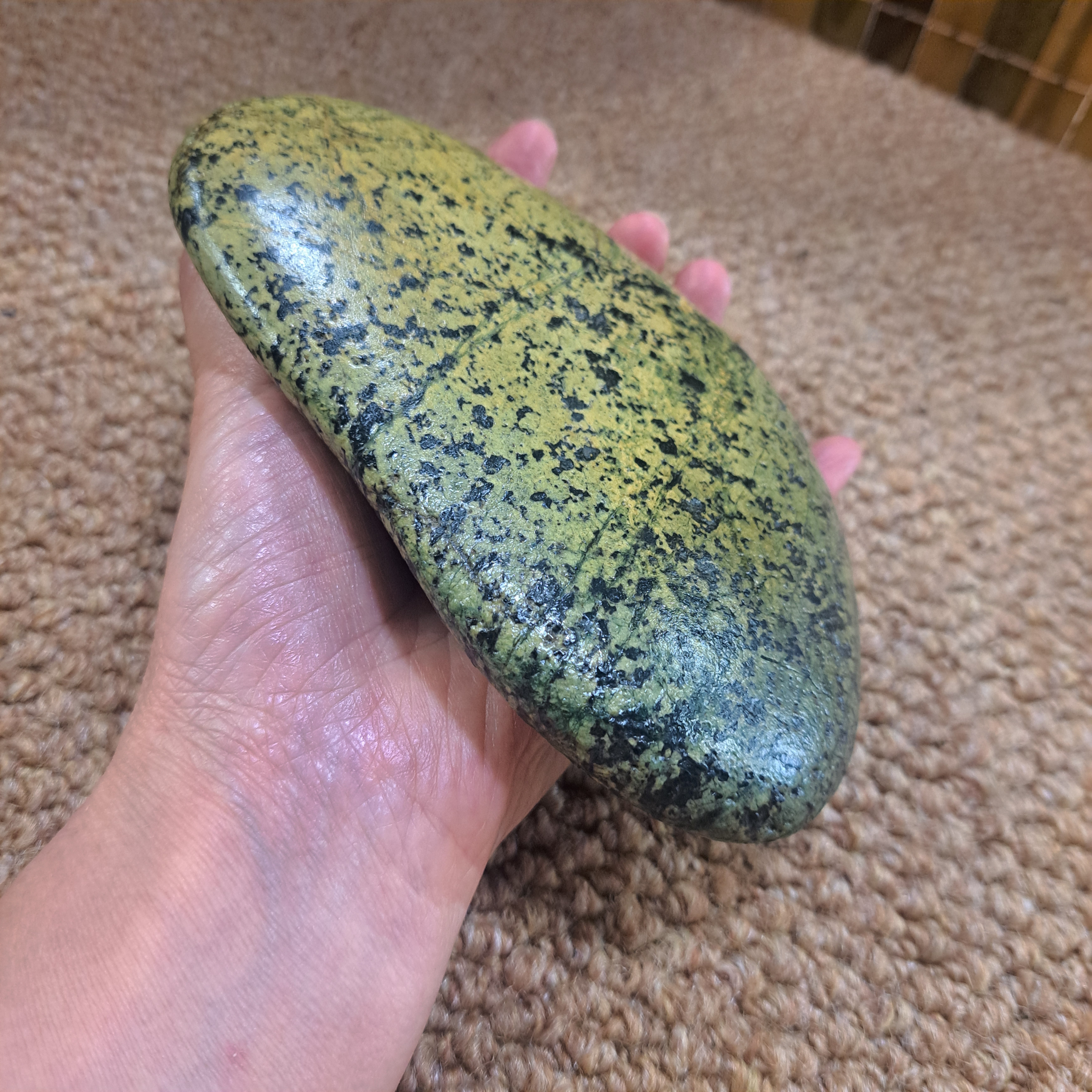 1.76斤藏玉药王石154*104*34原石热敷石刮痧板黄皮草花绿强磁0694