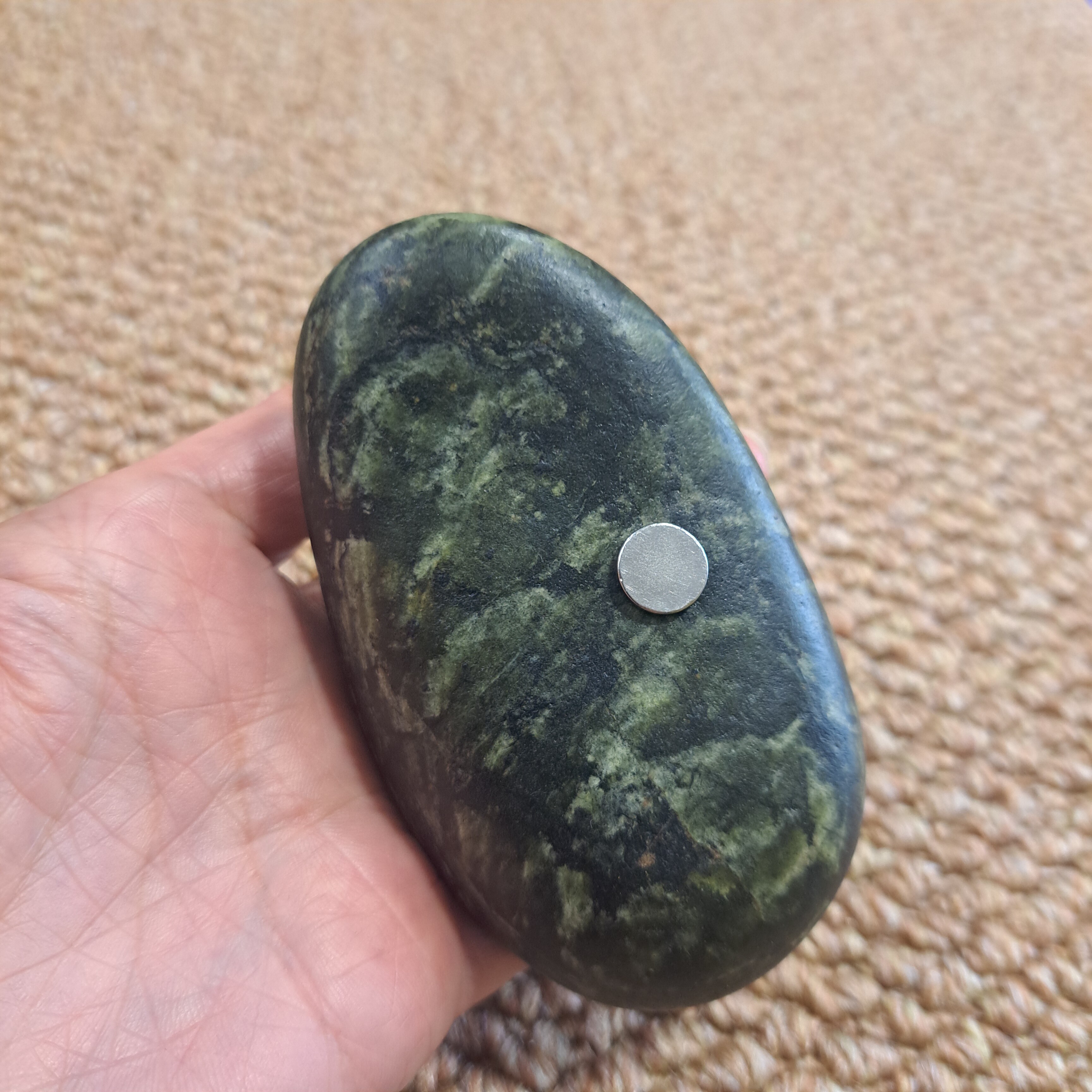 279克藏玉药王石墨绿飘花丹青水墨强磁养生刮痧手把件826
