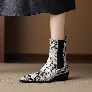酷飒风时髦蛇纹牛皮印花切尔西靴女25秋冬粗跟中跟软底套筒短靴子