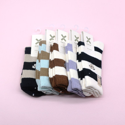西客优品  冬款条纹狗狗刺绣暖暖绒保暖中筒学生成人女袜252Q2639