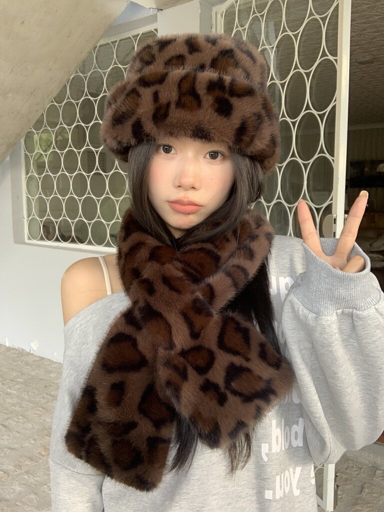 유행 동물 표범 인쇄 인조 모피 밍크 모피 곱슬 모자 인터넷 연예인 플랫 탑 집주인 분지 모자 세트와 동일한 스타일