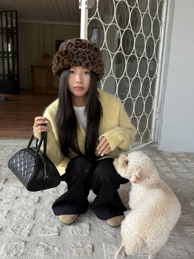 유행 동물 표범 인쇄 인조 모피 밍크 모피 곱슬 모자 인터넷 연예인 플랫 탑 집주인 분지 모자 세트와 동일한 스타일