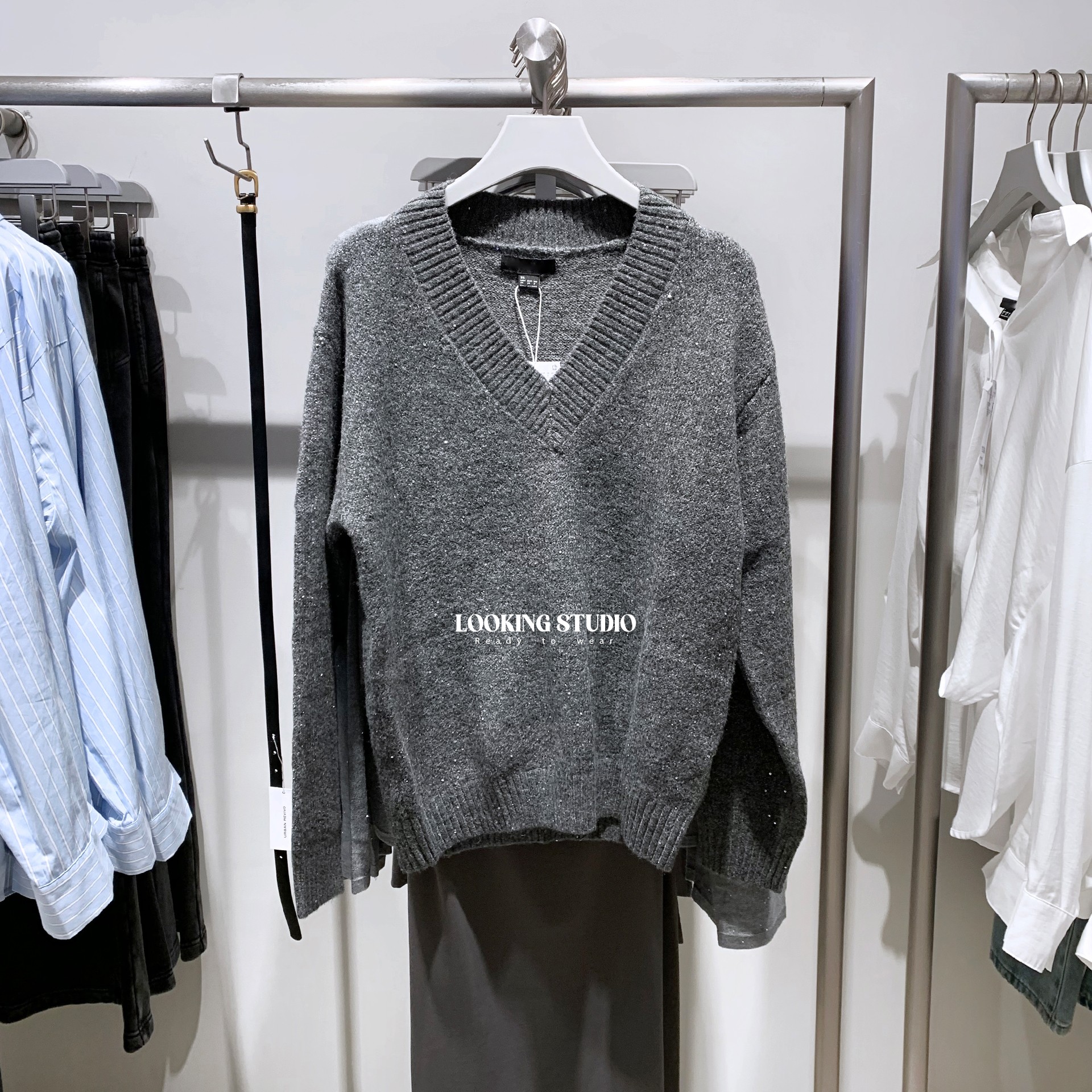 UR&DC2025冬季新款宽松简约气质格雷系亮片饰纯色V领长袖针织衫女