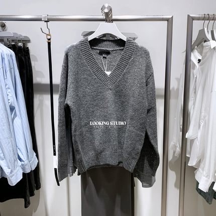 UR&DC2025冬季新款宽松简约气质格雷系亮片饰纯色V领长袖针织衫女