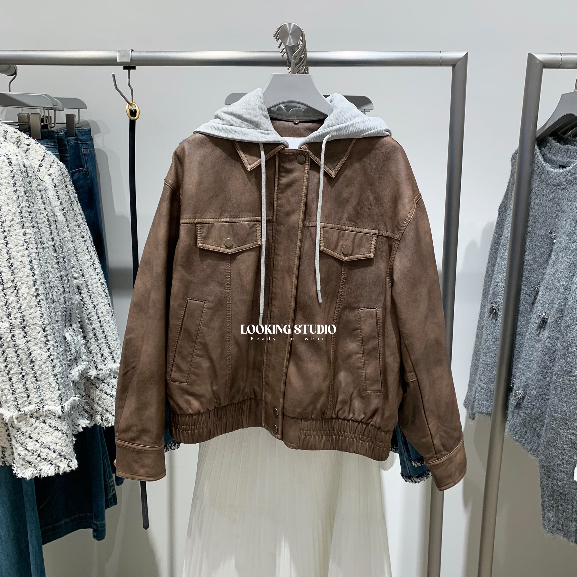 UR&DC2025秋季新款复古机车服摩登撞色PU皮质连帽抽绳短款外套女