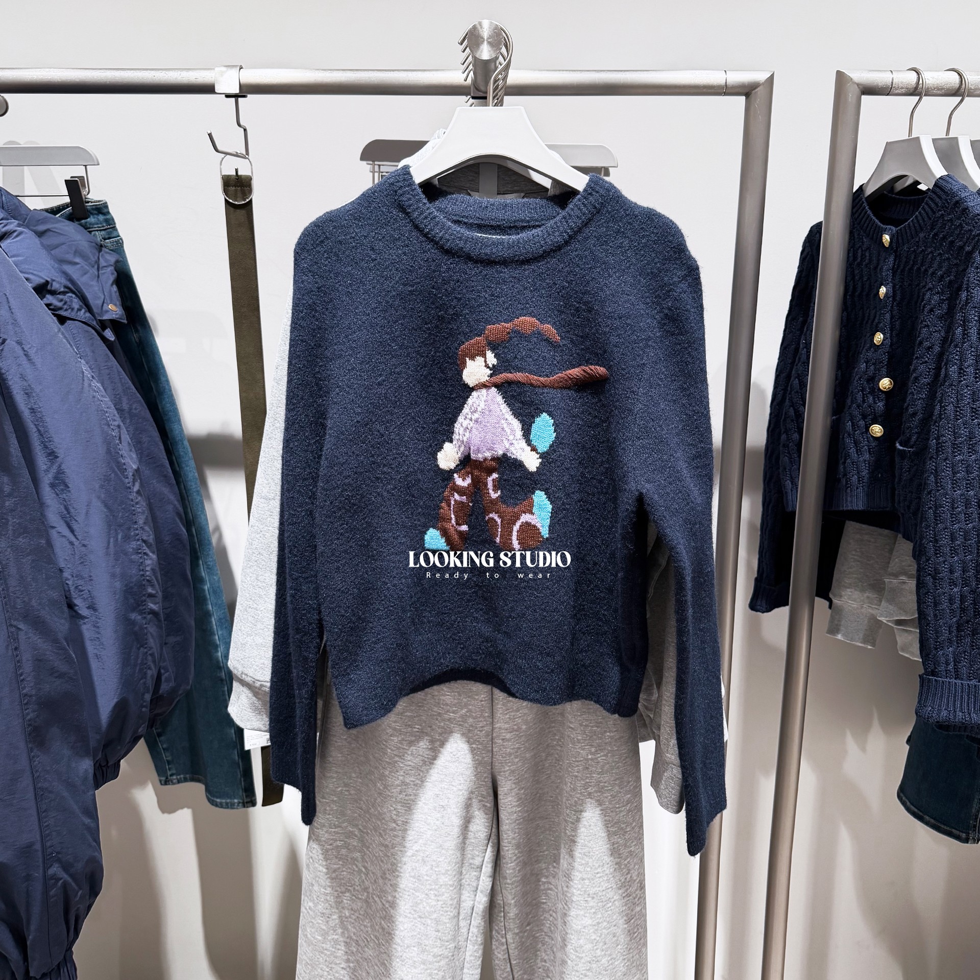 UR&DC2025冬季新款减龄休闲趣味风图案圆领短款长袖针织衫女上衣