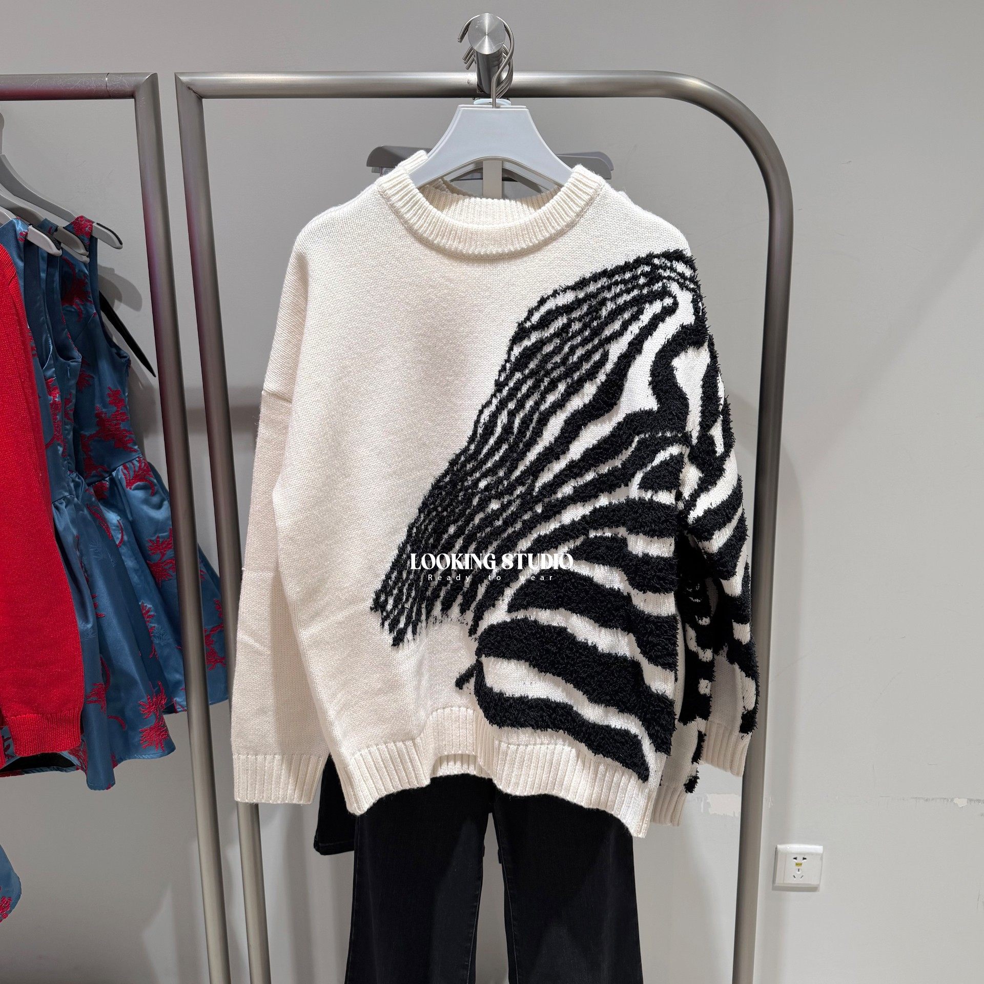 UR&DC2026春季新款设计感斑马纹宽松圆领套头长袖针织衫女白毛衣,女装/女士精品,毛针织衫,淘宝优惠券,粉丝福利购,淘宝优惠卷