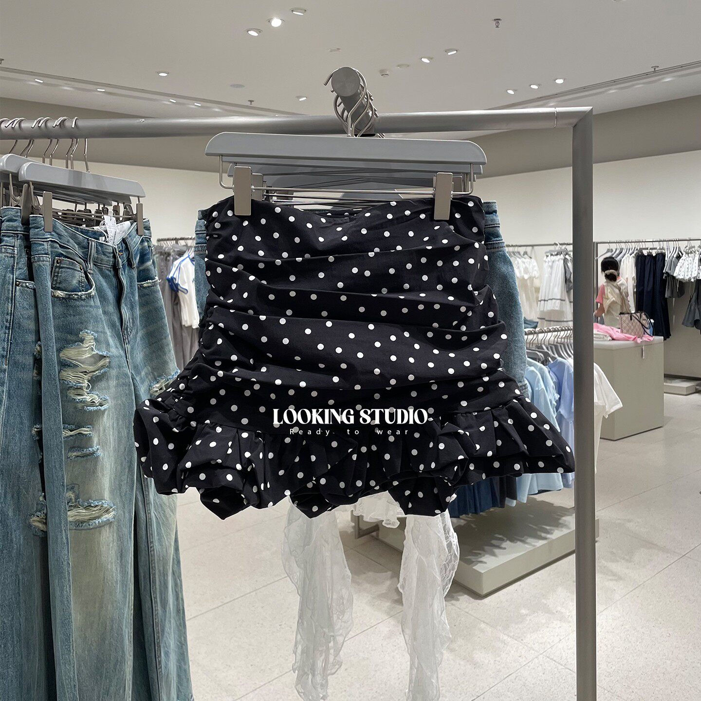 UR&DC2025夏季新款法式气质黑色波点褶皱短款修身半身裙高腰短裙