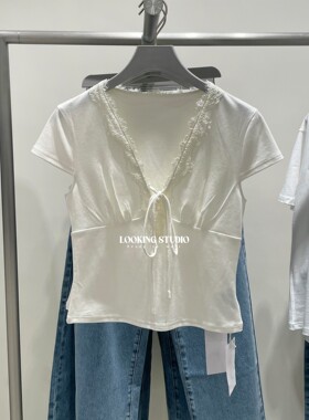 UR&DC2026夏季新款气质魅力拼接蕾丝系带V领短袖T恤女黑色短上衣