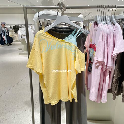 UR&DC2026夏季新款设计感女装潮流印花斜肩假两件宽松短袖T恤女棉
