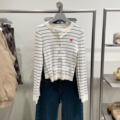 UR&DC2025冬季新款休闲撞色条纹刺绣短款圆领长袖针织开衫女上衣