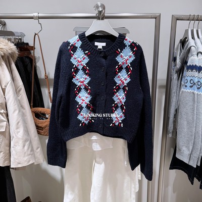 UR&DC2025冬季新款休闲学院风菱格纹提花短款针织开衫女毛衣外套