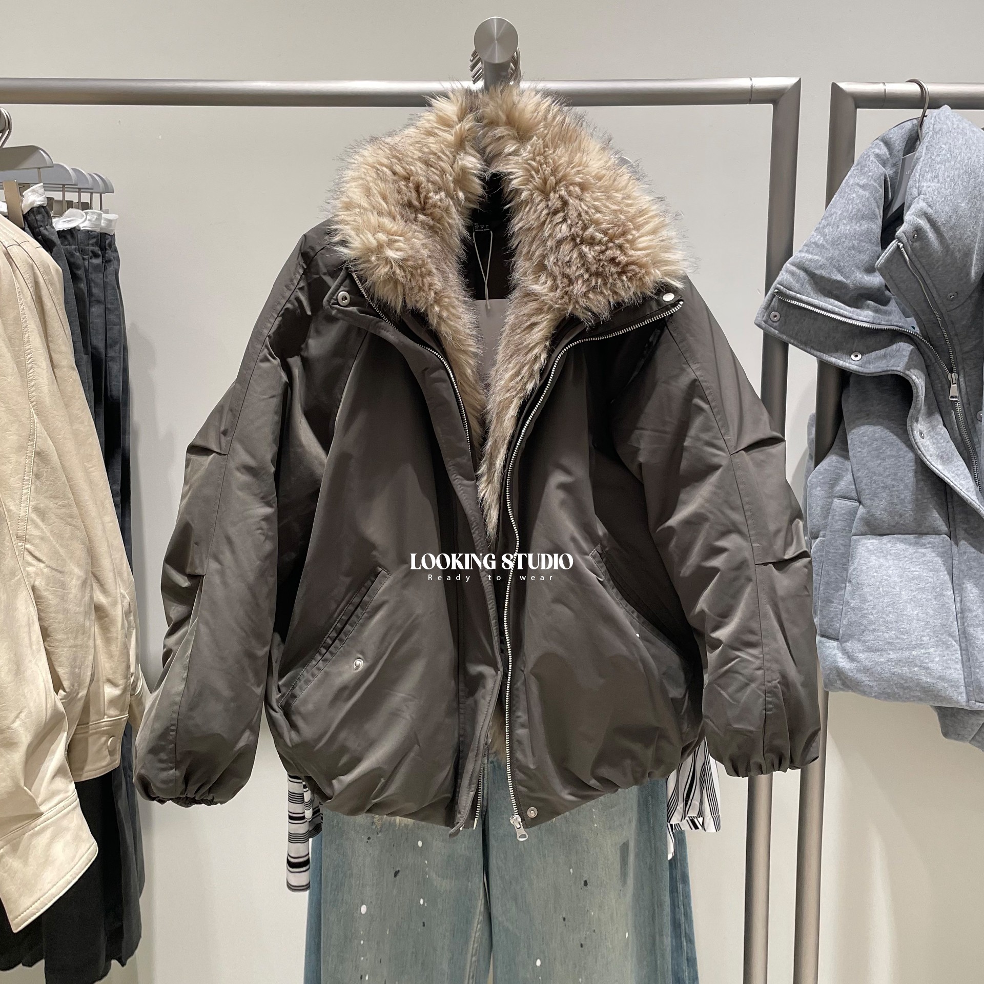 UR&DC2025冬季新款宽松复古流光风拼接毛领拉链保暖羽绒服女外套