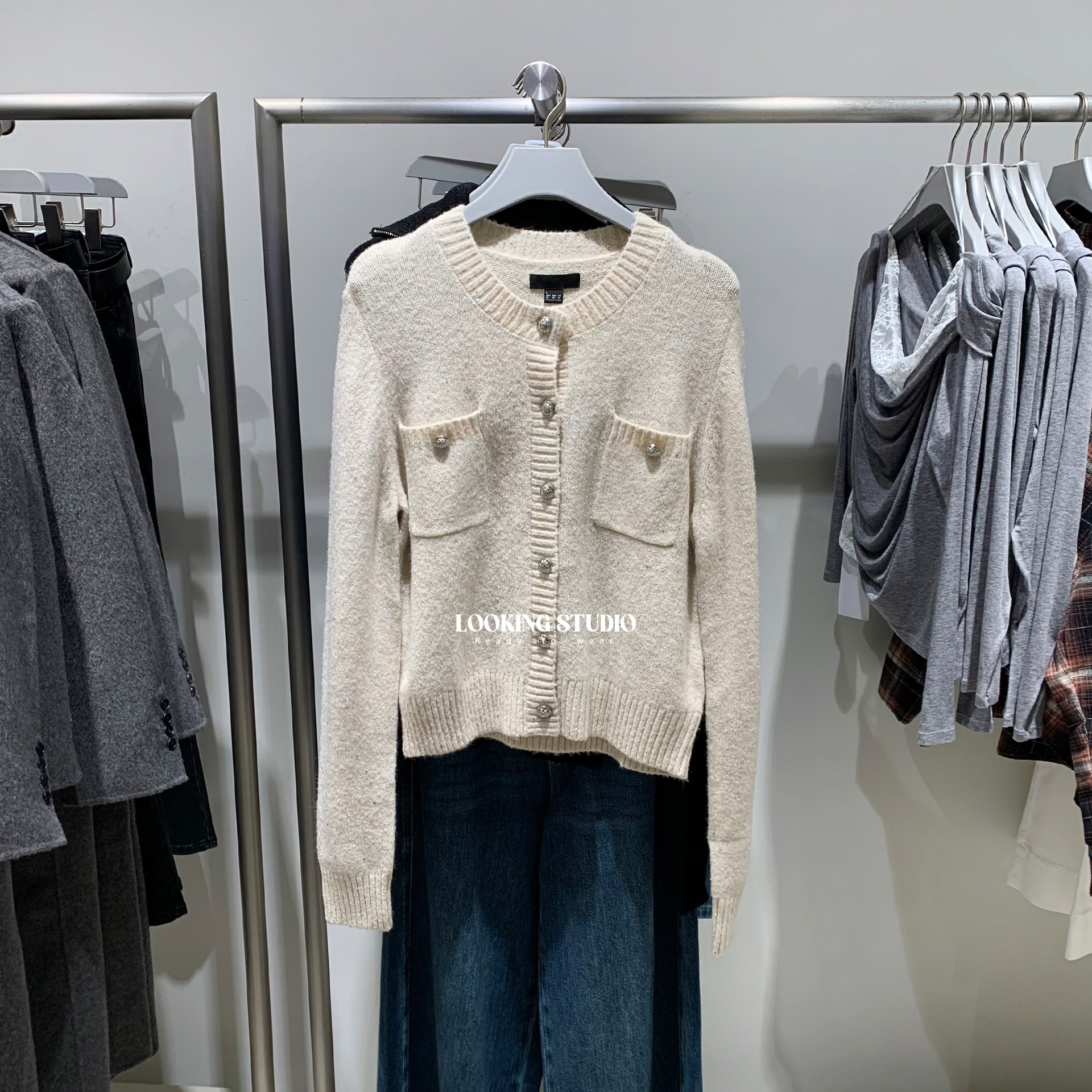 UR&DC2025冬季新款法式气质格雷系亮片纽扣长袖针织开衫女短外套