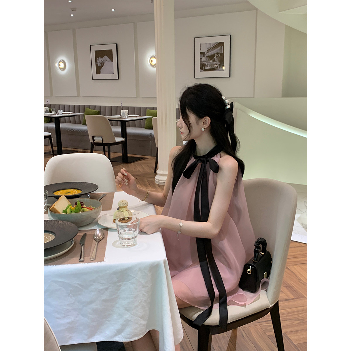 YYW汪澜的妹妹  生日趴女主～ 经典粉黑系带挂脖连衣裙女温柔短裙