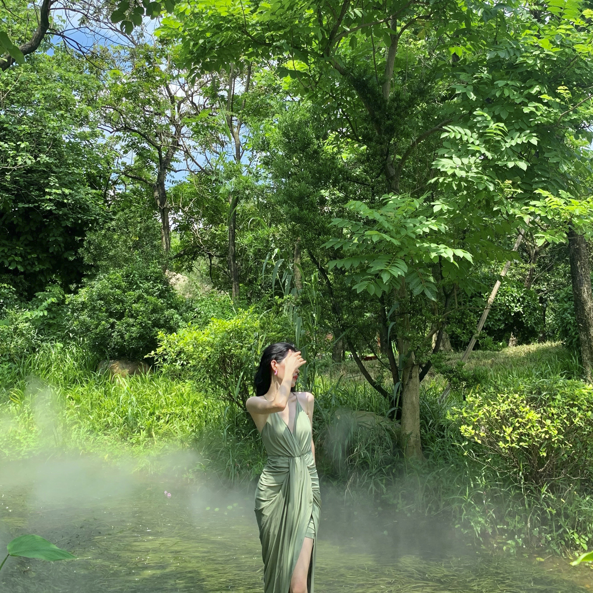 入髓的法式肌理褶皱不规则裙摆露背雾霾绿针织垂感修身包臀连衣裙