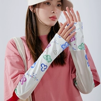 Свежий маленький синий цветок