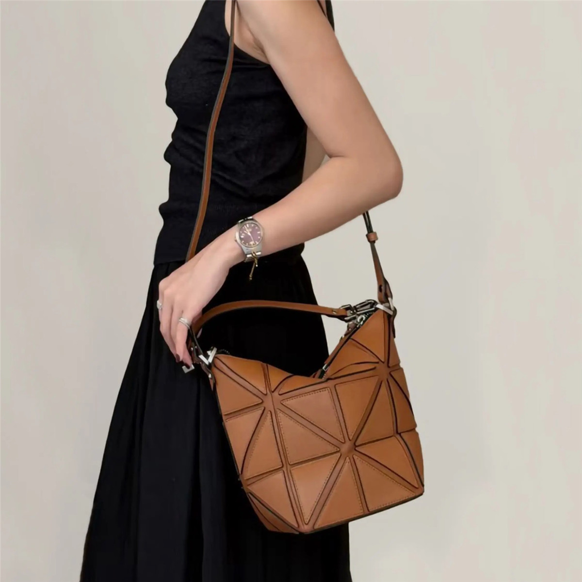 高级感几何包包女新款手提水桶包时尚百搭单肩斜挎包通勤折叠包