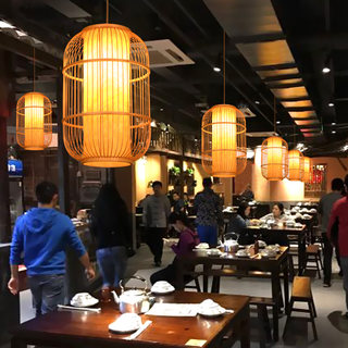 新饭店大厅长桌吊灯竹艺灯笼主题餐厅商用火锅店餐馆四人卡座带射