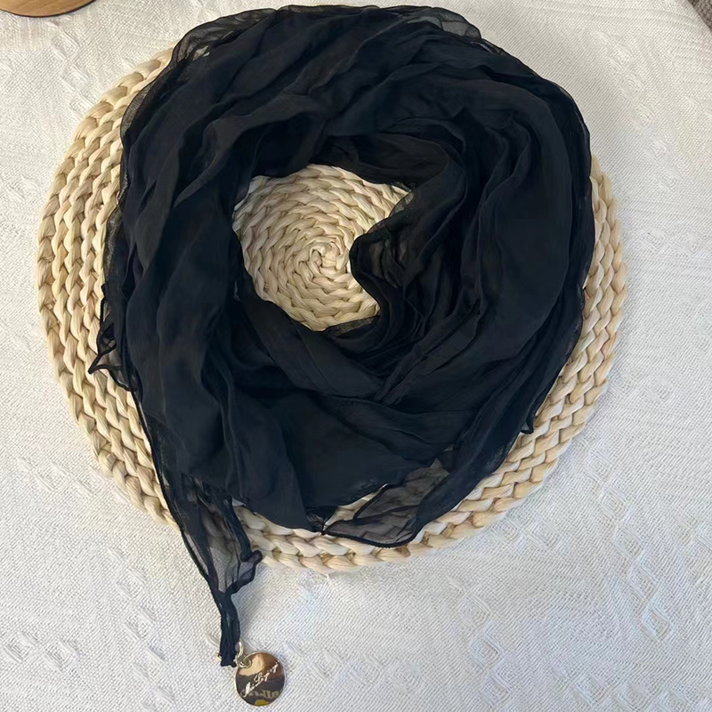 金属吊坠丝巾女春秋薄款时尚百搭长款窄长黑色纱巾柔软冰丝小围巾