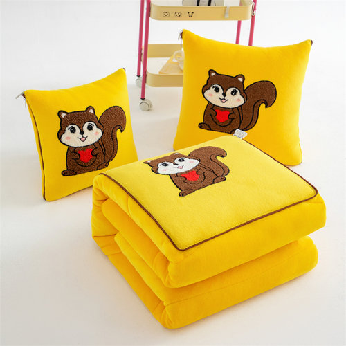 合起来是抱枕，打开就是被子