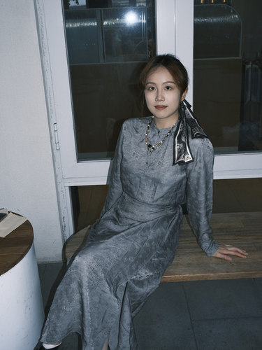Yalia设计师品牌-弹力真丝冠乐皱炒色小立领长袖连衣裙