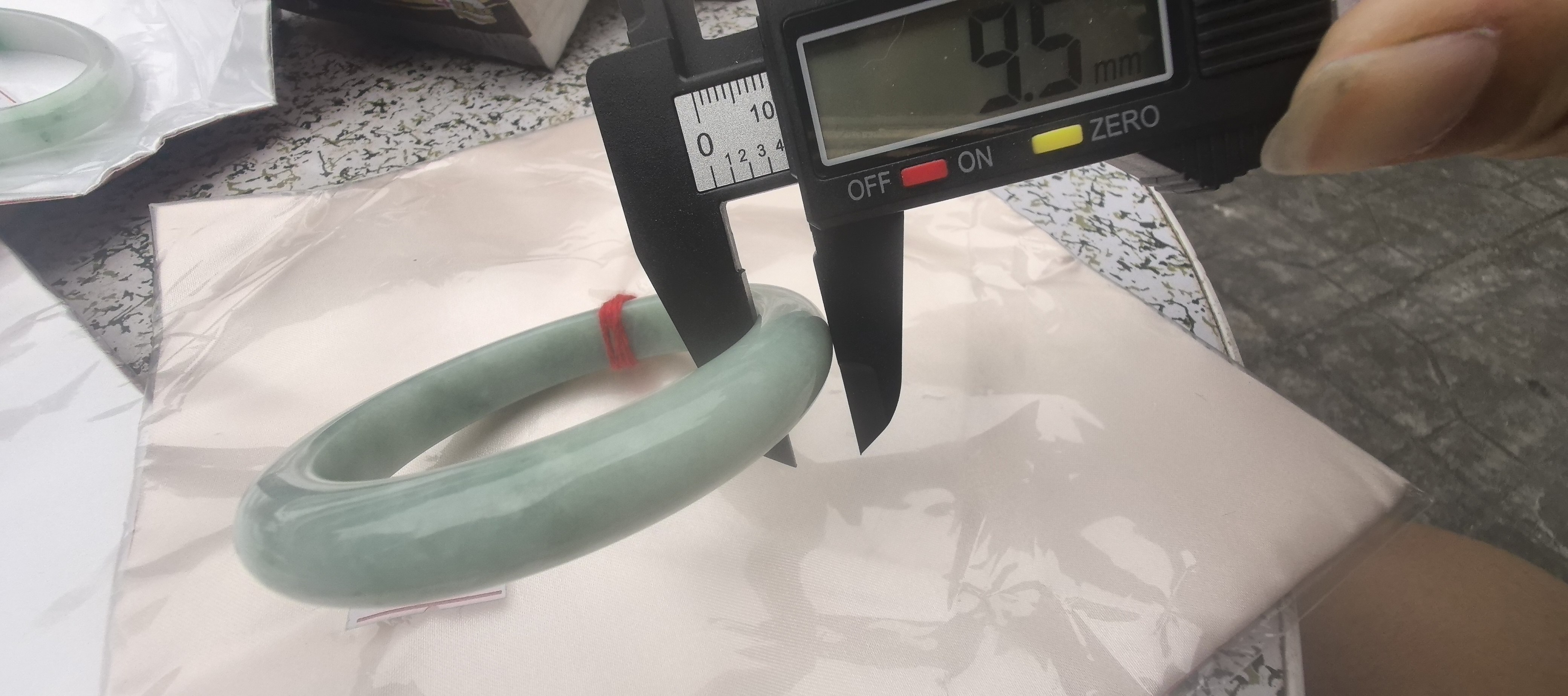 天然a货翡翠。绿晴底大圈口手镯60圈口，完美无瑕无纹无裂。