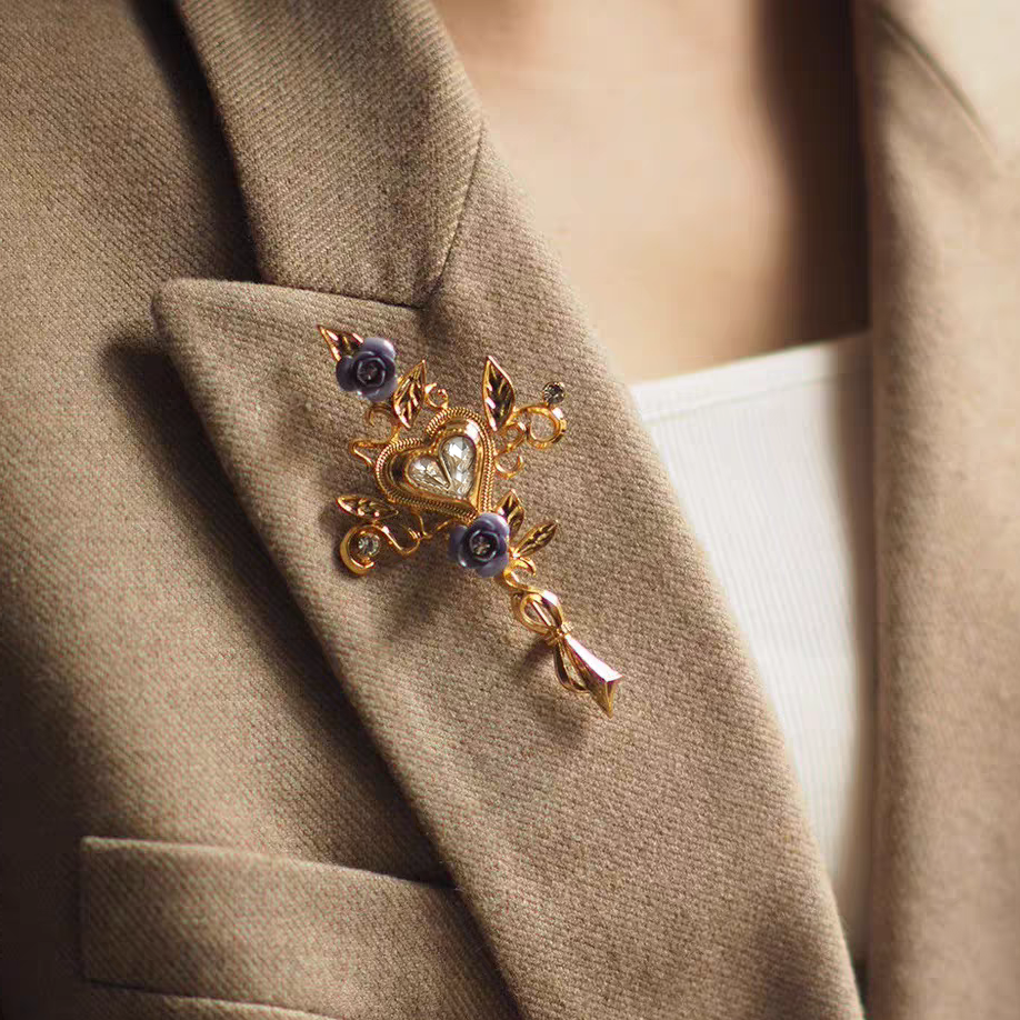 欧美宫廷风暗夜玫瑰十字架胸针女2026新爆款闪钻雕花别针西装胸花