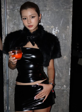 KLIOU 甜酷千金风个性黑色抹胸背心外搭毛绒坎肩显瘦高腰半身裙潮