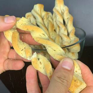 新款 陕西蒲城特产杜五香馍烤干棒棒馍茴香椒叶渭南石子馍点心小